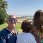 Kike Sarasola Instagram – En Tarifa con mis dos amores. 😍 ¡Qué día de playa más espectacular!
In Tarifa with my two loves. 😍 What a spectacular day at the beach!