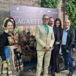 Kike Sarasola Instagram – ¡Qué maravilla haber disfrutado de Las Labores de Lagartera de la mano de mi querido amigo Tomás Alía! 👏🏻👏🏻 Ya no hace falta viajar a París para disfrutar de la Alta Costura. ¡No os podéis perder sus textiles, que además han conquistado a casas reales, artistas y grandes diseñadores! 

What a delight to have enjoyed ‘Las Labores de Lagartera’ with my dear friend Tomás Alía! 👏🏻👏🏻 There’s no need to travel to Paris anymore to experience Haute Couture. You can’t miss his textiles, which have also captivated royal houses, artists, and top designers!