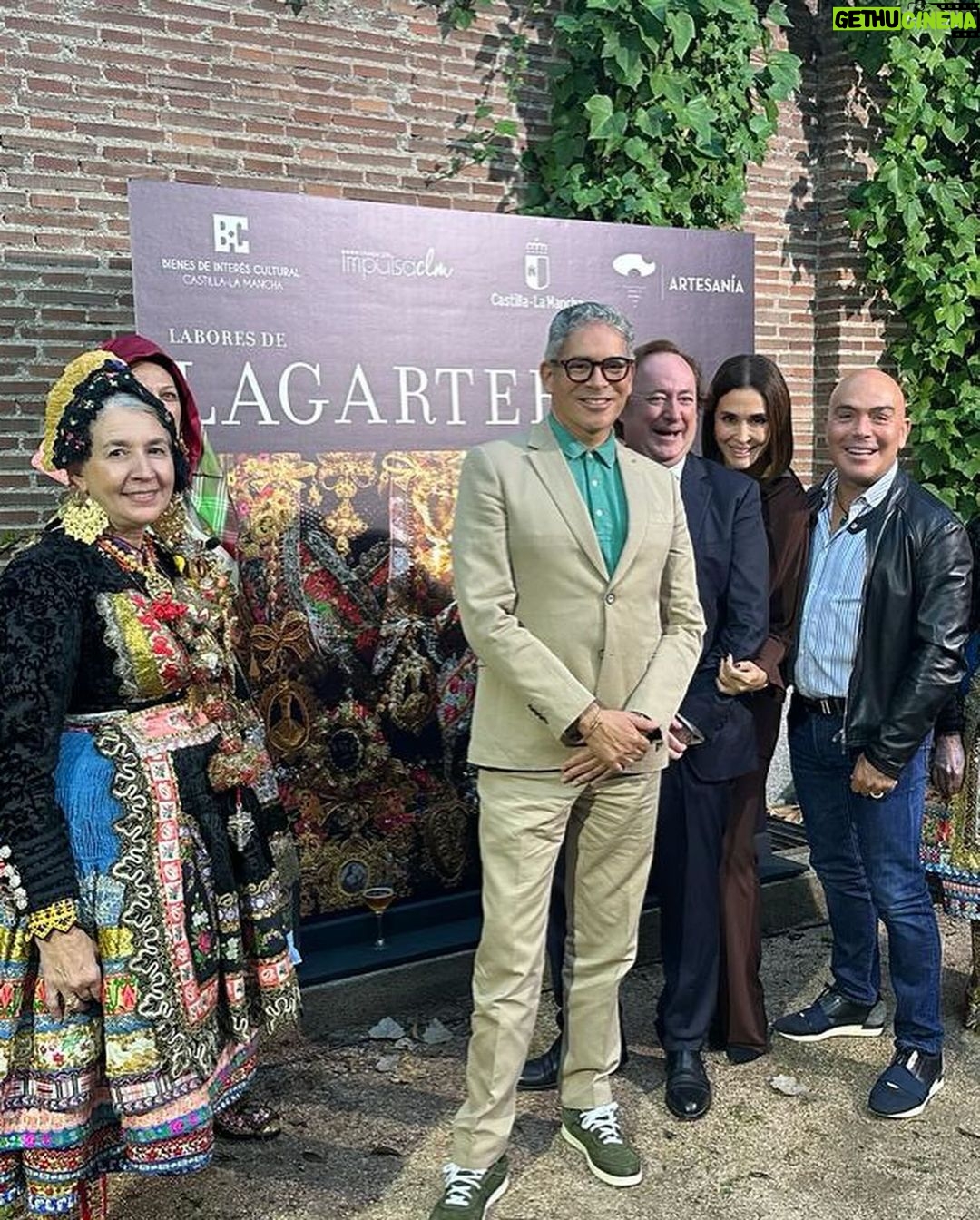 Kike Sarasola Instagram - ¡Qué maravilla haber disfrutado de Las Labores de Lagartera de la mano de mi querido amigo Tomás Alía! 👏🏻👏🏻 Ya no hace falta viajar a París para disfrutar de la Alta Costura. ¡No os podéis perder sus textiles, que además han conquistado a casas reales, artistas y grandes diseñadores! What a delight to have enjoyed 'Las Labores de Lagartera' with my dear friend Tomás Alía! 👏🏻👏🏻 There's no need to travel to Paris anymore to experience Haute Couture. You can't miss his textiles, which have also captivated royal houses, artists, and top designers!