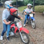 Kike Sarasola Instagram – Fin de un FANTÁSTICO verano con mi madre y mis hijos ☀️
1. Parque del Café: el mejor parque de atracciones de Colombia 🇨🇴
2. En Pereira montando en mini-motos con los niños 🏍️
3. En el Parque Panaca, el espectáculo de caballos IMPRESIONANTE y con mucho acento español 🐎
4. INCREÍBLE experiencia en la excursión de tirolinas del Parque Panaca 💥
5. Aitana nadando con todo tipo de peces, delfines e incluso tiburones en el acuario de las Islas del Rosario 🐠🐬
6. Enrique empujando a nuestra querida Roberta Jurado en Enai, Islas del Rosario 🙌🏼
7. Los tres explorando una playa virgen en las Islas del Rosario 🏝️
8. Los niños con su adorada tía Isabel Mejía 🫶🏼
9. Despedida de agosto con Elena Marrero y Verónica Suárez con nuestros hijos en Ibiza 👋🏼
10. El mejor cierre para un verano memorable ❤️
A FANTASTIC summer with my mother and my children comes to an end ☀️
1. Parque del Café, the best amusement park in Colombia 🇨🇴
2. In Pereira, riding mini motorcycles with the kids 🏍️
3. At Panaca Park, the horse show was ABSOLUTELY SPECTACULAR with a strong Spanish accent 🐎
4. INCREDIBLE experience on the zip line tour at Panaca Park 💥
5. Aitana swimming with all kinds of fish, dolphins, and even sharks at the Islands of Rosario aquarium 🐠🐬
6. Enrique pushing our dear Roberta Jurado in Enai, Islands of Rosario 🙌🏼
7. The three of us exploring a pristine beach in the Islands of Rosario 🏝️
8. The kids with their beloved Aunt Isabel Mejía 🫶🏼
9. Saying goodbye to August with Elena Marrero and Verónica Suárez and our kids in Ibiza 👋🏼
10. The perfect ending to a memorable summer ❤️