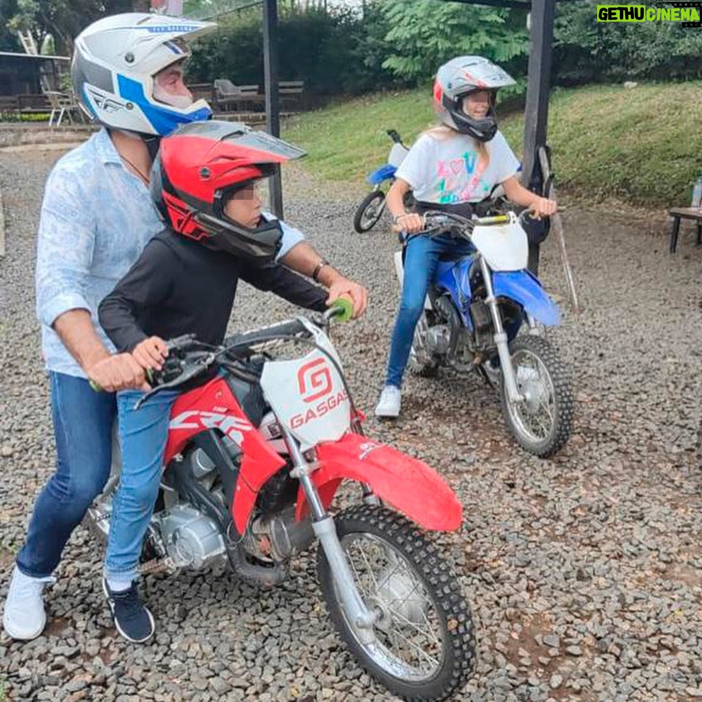 Kike Sarasola Instagram - Fin de un FANTÁSTICO verano con mi madre y mis hijos ☀️ 1. Parque del Café: el mejor parque de atracciones de Colombia 🇨🇴 2. En Pereira montando en mini-motos con los niños 🏍️ 3. En el Parque Panaca, el espectáculo de caballos IMPRESIONANTE y con mucho acento español 🐎 4. INCREÍBLE experiencia en la excursión de tirolinas del Parque Panaca 💥 5. Aitana nadando con todo tipo de peces, delfines e incluso tiburones en el acuario de las Islas del Rosario 🐠🐬 6. Enrique empujando a nuestra querida Roberta Jurado en Enai, Islas del Rosario 🙌🏼 7. Los tres explorando una playa virgen en las Islas del Rosario 🏝️ 8. Los niños con su adorada tía Isabel Mejía 🫶🏼 9. Despedida de agosto con Elena Marrero y Verónica Suárez con nuestros hijos en Ibiza 👋🏼 10. El mejor cierre para un verano memorable ❤️ A FANTASTIC summer with my mother and my children comes to an end ☀️ 1. Parque del Café, the best amusement park in Colombia 🇨🇴 2. In Pereira, riding mini motorcycles with the kids 🏍️ 3. At Panaca Park, the horse show was ABSOLUTELY SPECTACULAR with a strong Spanish accent 🐎 4. INCREDIBLE experience on the zip line tour at Panaca Park 💥 5. Aitana swimming with all kinds of fish, dolphins, and even sharks at the Islands of Rosario aquarium 🐠🐬 6. Enrique pushing our dear Roberta Jurado in Enai, Islands of Rosario 🙌🏼 7. The three of us exploring a pristine beach in the Islands of Rosario 🏝️ 8. The kids with their beloved Aunt Isabel Mejía 🫶🏼 9. Saying goodbye to August with Elena Marrero and Verónica Suárez and our kids in Ibiza 👋🏼 10. The perfect ending to a memorable summer ❤️