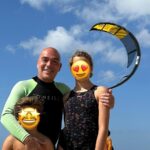 Kike Sarasola Instagram – En Tarifa con mis dos amores. 😍 ¡Qué día de playa más espectacular!
In Tarifa with my two loves. 😍 What a spectacular day at the beach!