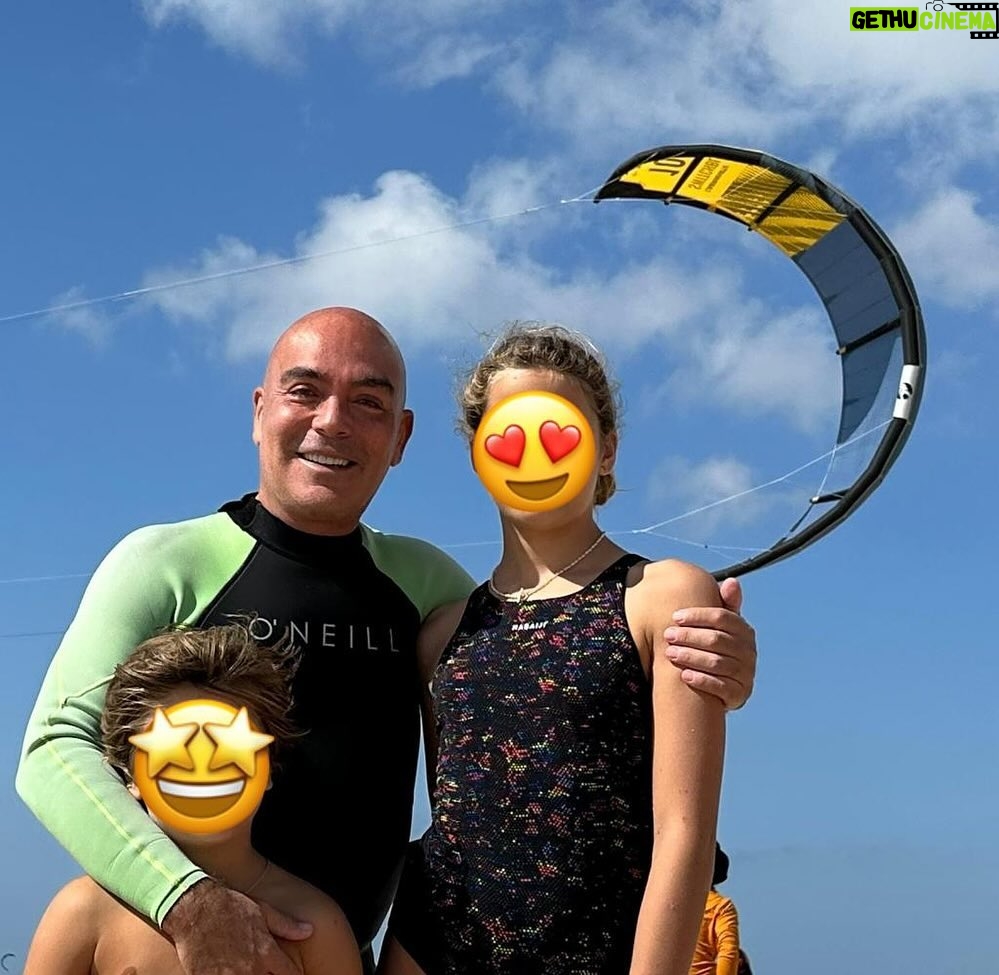 Kike Sarasola Instagram - En Tarifa con mis dos amores. 😍 ¡Qué día de playa más espectacular! In Tarifa with my two loves. 😍 What a spectacular day at the beach!