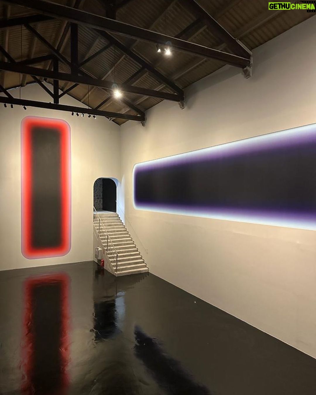 Kike Sarasola Instagram - Increíble la exposición en la galería La Nave de Salinas en Ibiza de @jonnyhonky 👏🏻¡Enhorabuena @liomalca por traer siempre a los mejores artistas a la isla en verano! Incredible exhibition at the gallery La Nave de Salinas in Ibiza by Jonny Niesche. 👏🏻 Congratulations Lio Malca for always bringing the best artists to the island in summer!