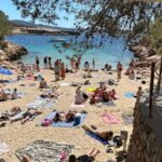 Kike Sarasola Instagram – Celebrando San Isidro con mis hijos y mi madre en la cala más bonita de Ibiza, Cala Gracioneta.
Celebrating San Isidro with my children and my mother at the most beautiful cove in Ibiza, Cala Gracioneta.