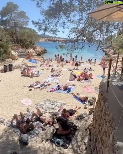 Kike Sarasola Instagram - Celebrando San Isidro con mis hijos y mi madre en la cala más bonita de Ibiza, Cala Gracioneta. Celebrating San Isidro with my children and my mother at the most beautiful cove in Ibiza, Cala Gracioneta.