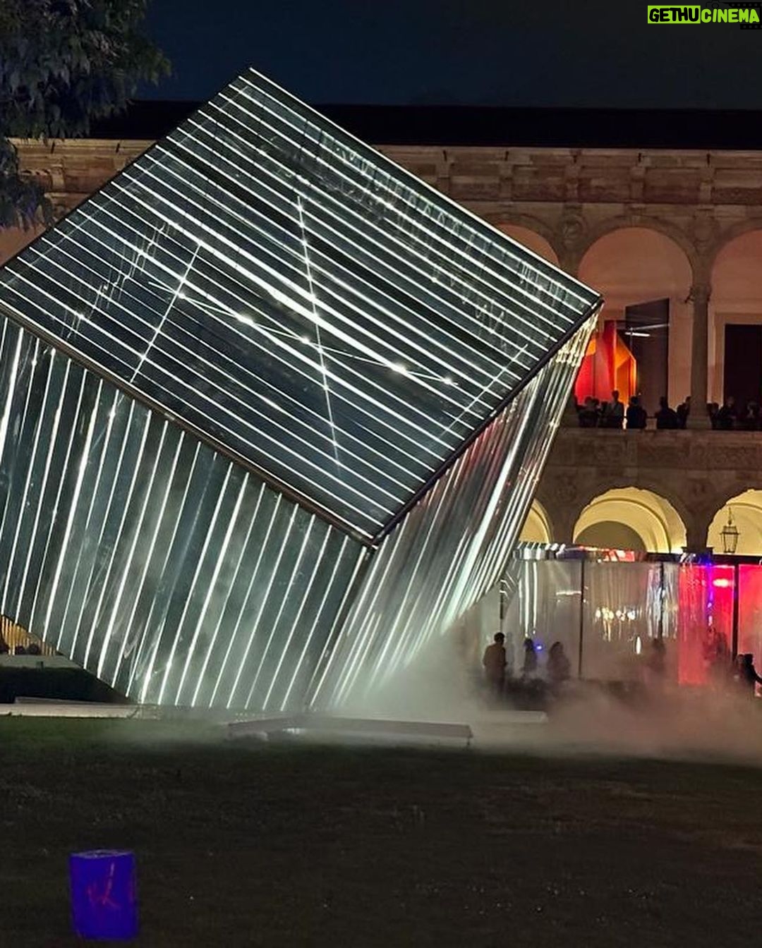 Kike Sarasola Instagram - ESPECTACULAR MILÁN durante el Salone del Mobile. 👏🏻 Sin lugar a dudas, la mejor feria que existe. Muebles, obras e instalaciones de los mejores arquitectos e interioristas del mundo. En cada edición se superan. La recomiendo. SPECTACULAR MILAN during the Salone del Mobile. 👏🏻Undoubtedly, the best fair that exists. Furniture, works and facilities by the best architects and interior designers worldwide. Each edition is better than the last. I highly recommend it. Milan, Italy