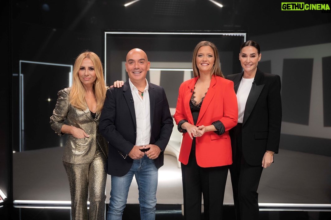 Kike Sarasola Instagram - ¡Qué SUERTE poder compartir un momento tan especial con mis dos amigas @martisimasanchez, @vickymartinberrocal y con mi adorada @mariacasado78! I was very lucky to be able to share such a special moment with my two friends Marta Sánchez, Vicky Martín Berrocal and my beloved María Casado!