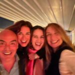 Kike Sarasola Instagram - “La Gaviota”, Laura Londoño, con mi marido en La Terraza de Óscar. Qué mujer tan espectacular y qué bella persona 🤩 Laura Londoño (''La Gaviota") with my husband at La Terraza de Óscar. What a spectacular woman and what a beautiful person 🤩 #RoomMateOscar #CafeConAroma #Colombia #Madrid La Terraza de Room Mate Óscar