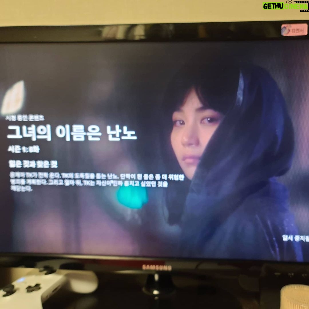 Kim Carnby - 5.8K Likes - '그녀의 이름은 난노' 를 최근에 보는중. 악마의 화신같은 정체불명의 '난노'가 매회 에피소드마다 새로운 학교를 돌아다니며 인간들의 카르마를 심판한다는 내용. 개연성과 현실성에 집착하지 않는다면 재미있게 볼수있다. 태국판 토미에+기묘한 이야기(옛날 일본 드라마) 같은 느낌.
