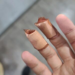 Kim Carnby Instagram - 컴퓨터 고치다 그래픽 카드 쿨링팬에 손가락 베임. 간만에 유혈사태라 쫄았다.