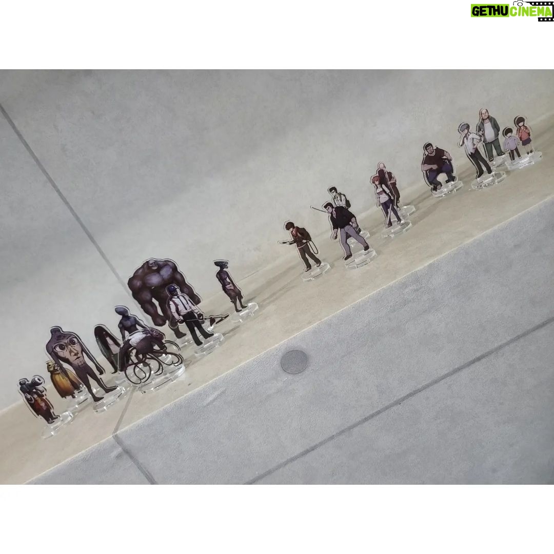 Kim Carnby - 11.4K Likes - 작업실 같이쓰는 작가님이 스위트홈 모바일 게임 경품 당첨됨ㅋㅋ. 나도 없는 레어템을ㅎ.... 생각보다 커서 모여있으니 제법 웅장하다.