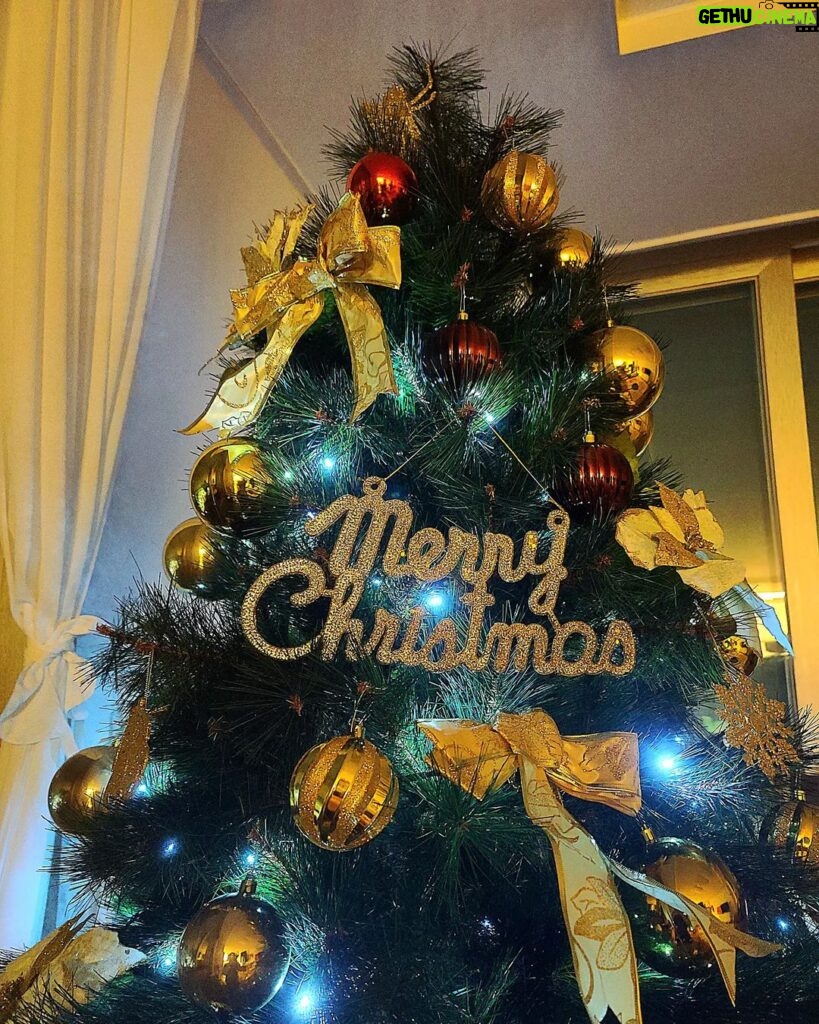 Kim Carnby Instagram - 크리스마스는 멀었지만 미리 설치.