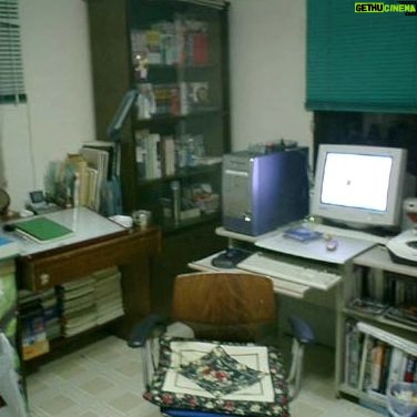 Kim Carnby - 7.1K Likes - 20년전 사진을 발견했다.
인생 첫 타블렛 / 내방 / 대학 신입생
I found my pictures of 20 years before.
my first tablet / my room / college freshman