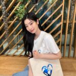Kim Da-hyun Instagram - #ambassador Hello, everyone! Please join me in celebrating the 10th anniversary of Michael Kors #WatchHungerStop campaign benefiting the United Nations World Food Programme. All proceeds from the shirt and tote I’m wearing will be donated to the @WorldFoodProgramme. For each person who uses the Share Your Heart filter in my stories, Michael Kors will donate 50 school meals to the United Nations World Food Programme for children in need! 안녕하세요, 여러분! 저와 함께 유엔세계식량계획을 후원하는 마이클코어스의 워치헝거스탑의 10주년 캠페인에 함께해 주세요. 제가 입은 티셔츠와 토트백 판매의 모든 수익금은 @WorldFoodProgramme에 기부됩니다. 제 영상에서 보이는 필터를 사용하면, 마이클코어스에서 유엔세계식량계획을 통해 사용자 한 명당 도움이 필요한 아이들에게 50인분의 급식을 기부한다고 합니다. #MichaelKors, #WatchHungerStop #마이클코어스 #워치헝거스탑 @michaelkors