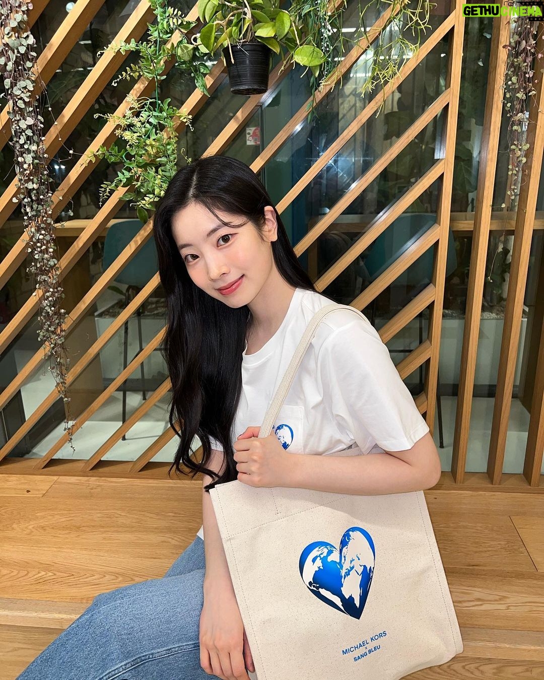 Kim Da-hyun Instagram - #ambassador Hello, everyone! Please join me in celebrating the 10th anniversary of Michael Kors #WatchHungerStop campaign benefiting the United Nations World Food Programme. All proceeds from the shirt and tote I’m wearing will be donated to the @WorldFoodProgramme. For each person who uses the Share Your Heart filter in my stories, Michael Kors will donate 50 school meals to the United Nations World Food Programme for children in need! 안녕하세요, 여러분! 저와 함께 유엔세계식량계획을 후원하는 마이클코어스의 워치헝거스탑의 10주년 캠페인에 함께해 주세요. 제가 입은 티셔츠와 토트백 판매의 모든 수익금은 @WorldFoodProgramme에 기부됩니다. 제 영상에서 보이는 필터를 사용하면, 마이클코어스에서 유엔세계식량계획을 통해 사용자 한 명당 도움이 필요한 아이들에게 50인분의 급식을 기부한다고 합니다. #MichaelKors, #WatchHungerStop #마이클코어스 #워치헝거스탑 @michaelkors