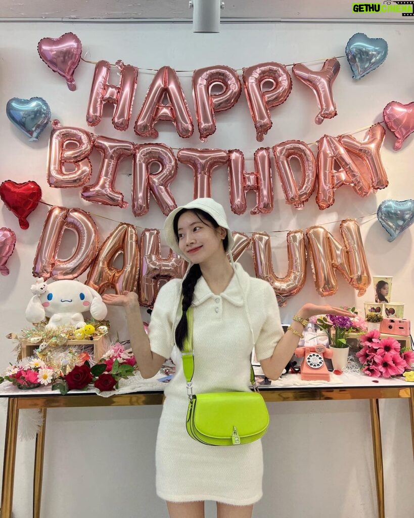 Kim Da-hyun Instagram - 울 원스들 덕분에 행복한 생일 축하해 주신 분들 감사해요🎁❤️