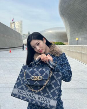 Kim Da-hyun Instagram - 깜짝 생일 축하해 주셔서 정말 감사합니다🫶
MICHAEL KORSxDAHYUN 기대해 주세요🕶️
@michaelkors