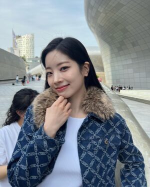 Kim Da-hyun Instagram - 깜짝 생일 축하해 주셔서 정말 감사합니다🫶
MICHAEL KORSxDAHYUN 기대해 주세요🕶️
@michaelkors