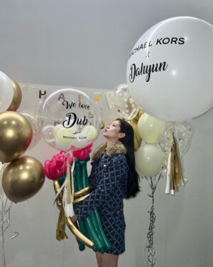 Kim Da-hyun Instagram - 깜짝 생일 축하해 주셔서 정말 감사합니다🫶
MICHAEL KORSxDAHYUN 기대해 주세요🕶️
@michaelkors