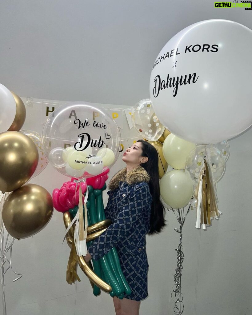 Kim Da-hyun Instagram - 깜짝 생일 축하해 주셔서 정말 감사합니다🫶 MICHAEL KORSxDAHYUN 기대해 주세요🕶️ @michaelkors