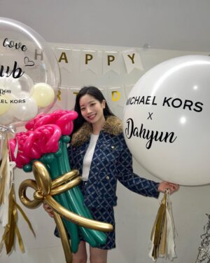 Kim Da-hyun Instagram - 깜짝 생일 축하해 주셔서 정말 감사합니다🫶
MICHAEL KORSxDAHYUN 기대해 주세요🕶️
@michaelkors