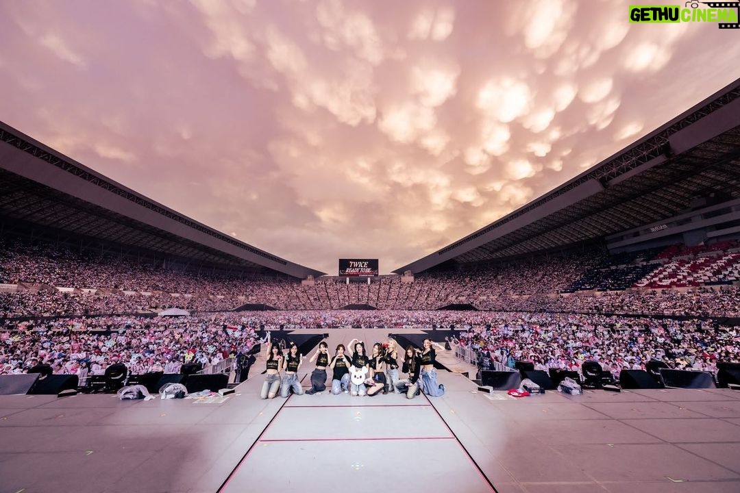 Kim Da-hyun Instagram - 雨にもかかわらず、一緒に楽しんで下さってありがとうございました. ONCEと幸せな時間を過ごせました🤍 ヤンマーフィールド長居 (YANMAR FIELD NAGAI)