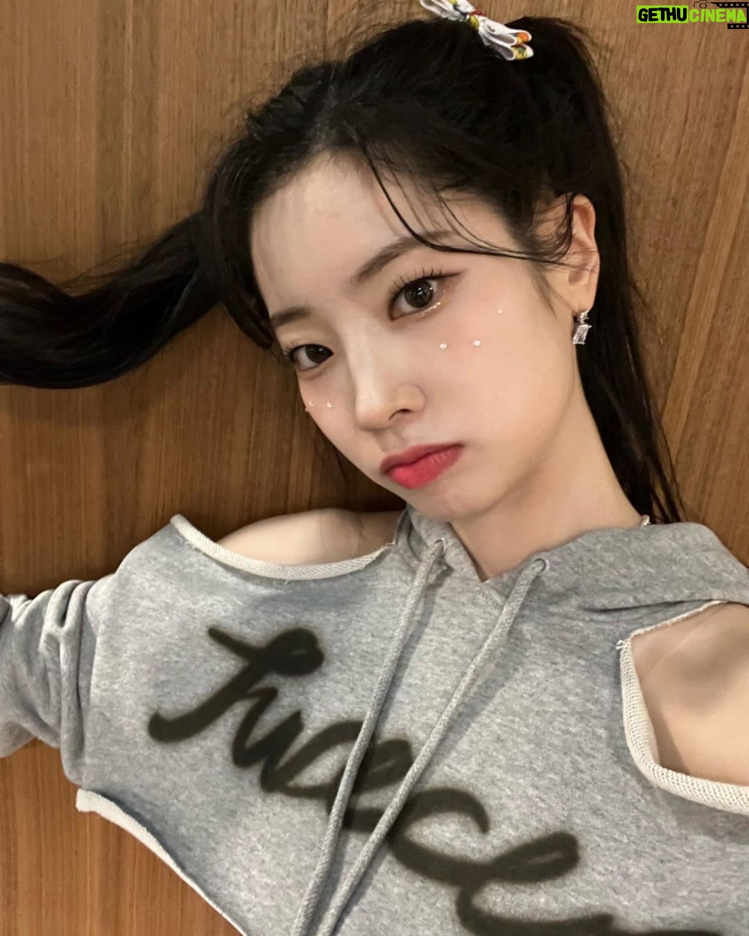 Kim Da-hyun Instagram - I believe the first concert in Australia was truly pleasurable moments for us. We made fascinating memories together, can not be happier than this because being with ONCE like we have been so far. We will never forget the time we spent together, so will be back again soon ! Thank you so much for everythingđź’•