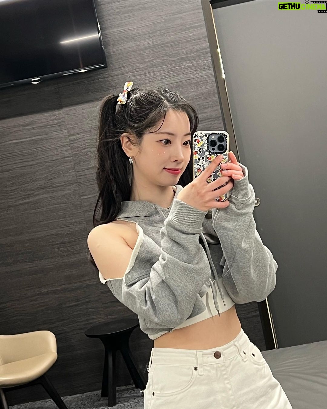 Kim Da-hyun Instagram - I believe the first concert in Australia was truly pleasurable moments for us. We made fascinating memories together, can not be happier than this because being with ONCE like we have been so far. We will never forget the time we spent together, so will be back again soon ! Thank you so much for everythingđź’•
