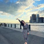 Kim Da-hyun Instagram - 노을 참 예쁘다💗 #광고 @michaelkors #MichaelKors #HowIJetSet #마이클코어스 Brooklyn Bridge Park