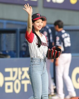 Kim Da-hyun Instagram - LG트윈스 시구
초대해 주셔서 감사합니다🤗