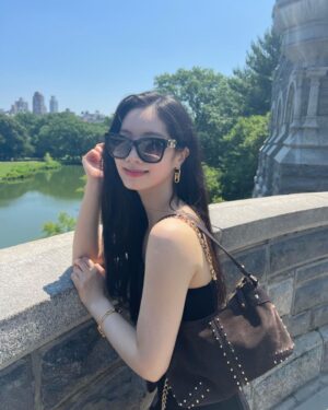 Kim Da-hyun Instagram - #ad #michaelkors #MKAstor @michaelkors 🖤