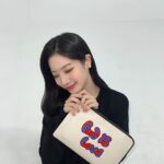 Kim Da-hyun Instagram - Join #WatchHungerStop Campaign with #Michaelkors All profits from the sale of the LOVE tote bag and FOOD IS LOVE pouch go to @worldfoodprogramme to help children in need. Also, if you post on 'Share Your Heart' Instagram filter like me, they will donate of the value of 50 meals to WFP. Filters are available on the Filter tab of the @michaelkors Instagram profile. Please participate and show a lot of interest🤍