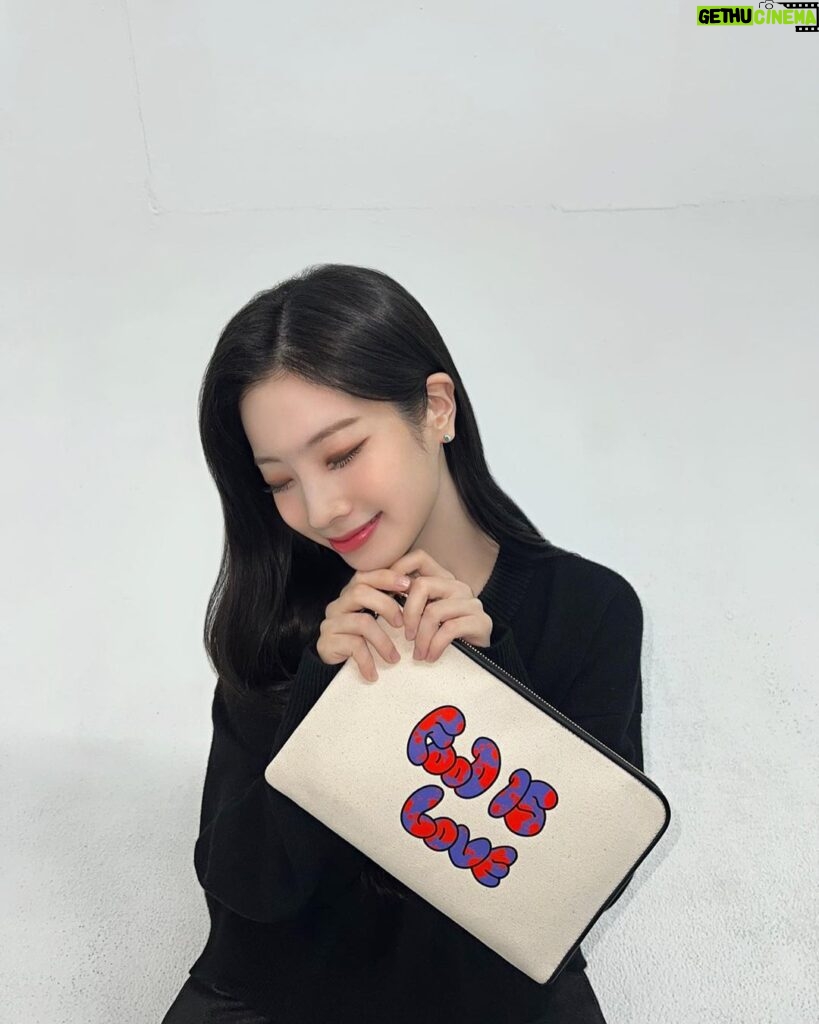 Kim Da-hyun Instagram - Join #WatchHungerStop Campaign with #Michaelkors All profits from the sale of the LOVE tote bag and FOOD IS LOVE pouch go to @worldfoodprogramme to help children in need. Also, if you post on 'Share Your Heart' Instagram filter like me, they will donate of the value of 50 meals to WFP. Filters are available on the Filter tab of the @michaelkors Instagram profile. Please participate and show a lot of interest🤍