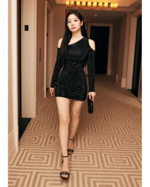 Kim Da-hyun Instagram - The fashion show was so amazing and thankful to me.
Much appreciated to everyone for inviting me❤️
#MichaelKorsCollection #마이클코어스 @michaelkors