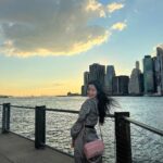 Kim Da-hyun Instagram - 노을 참 예쁘다💗 #광고 @michaelkors #MichaelKors #HowIJetSet #마이클코어스 Brooklyn Bridge Park