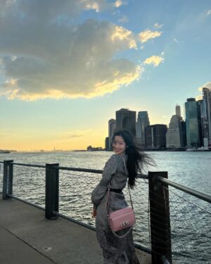 Kim Da-hyun Instagram - 노을 참 예쁘다💗
#광고 @michaelkors #MichaelKors #HowIJetSet #마이클코어스