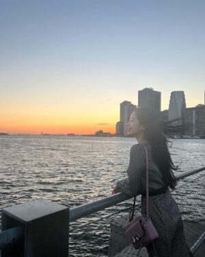 Kim Da-hyun Instagram - 노을 참 예쁘다💗
#광고 @michaelkors #MichaelKors #HowIJetSet #마이클코어스