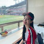 Kim Da-hyun Instagram - LG트윈스 시구 초대해 주셔서 감사합니다🤗