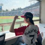 Kim Da-hyun Instagram - LG트윈스 시구 초대해 주셔서 감사합니다🤗