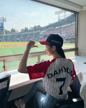 Kim Da-hyun Instagram - LG트윈스 시구
초대해 주셔서 감사합니다🤗
