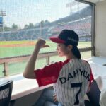 Kim Da-hyun Instagram - LG트윈스 시구 초대해 주셔서 감사합니다🤗