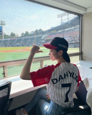 Kim Da-hyun Instagram - LG트윈스 시구
초대해 주셔서 감사합니다🤗