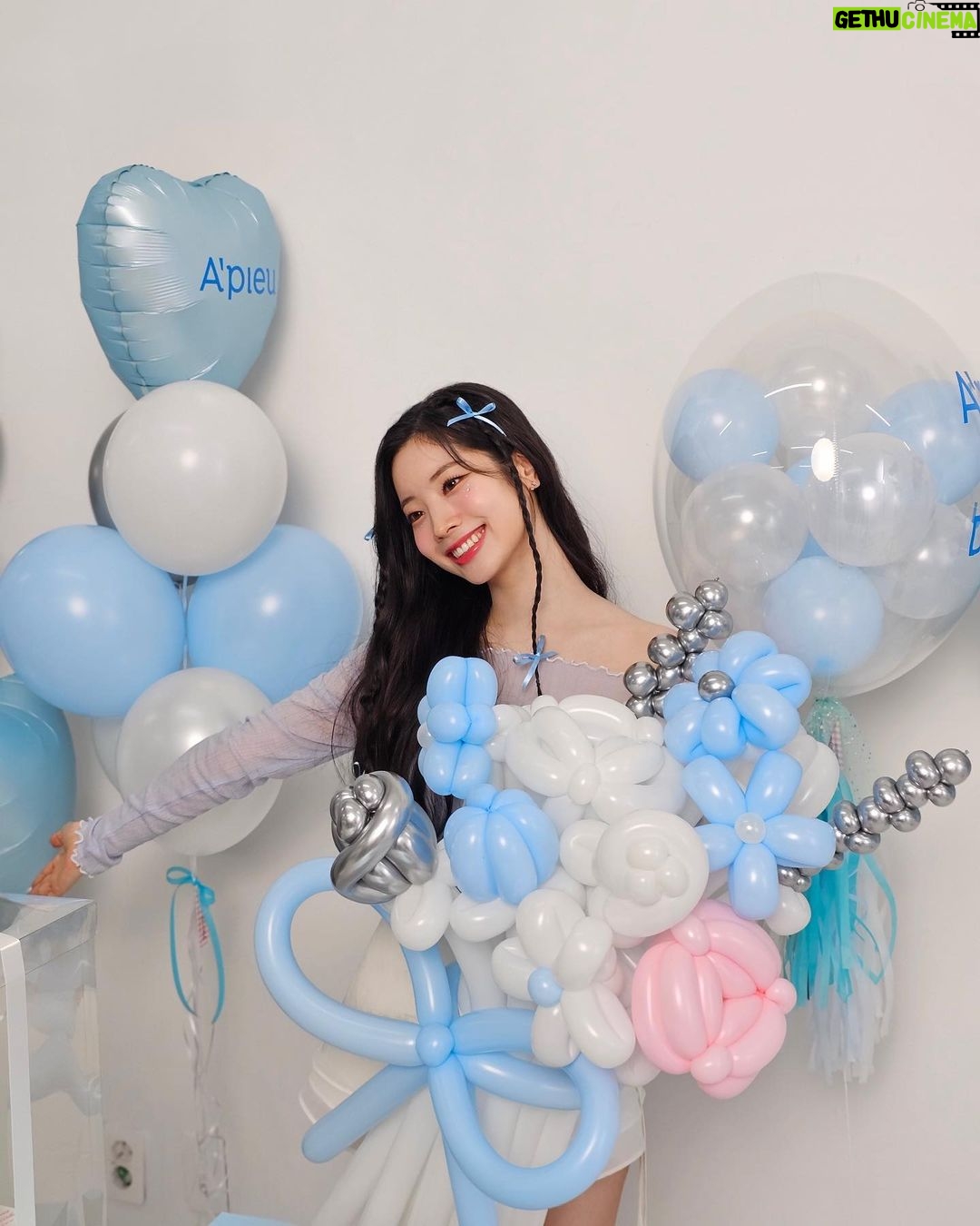 Kim Da-hyun Instagram - 어퓨💙🤍 @apieu_cosmetics @apieu_japan
