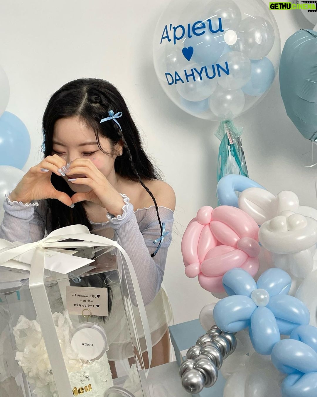Kim Da-hyun Instagram - 어퓨💙🤍 @apieu_cosmetics @apieu_japan