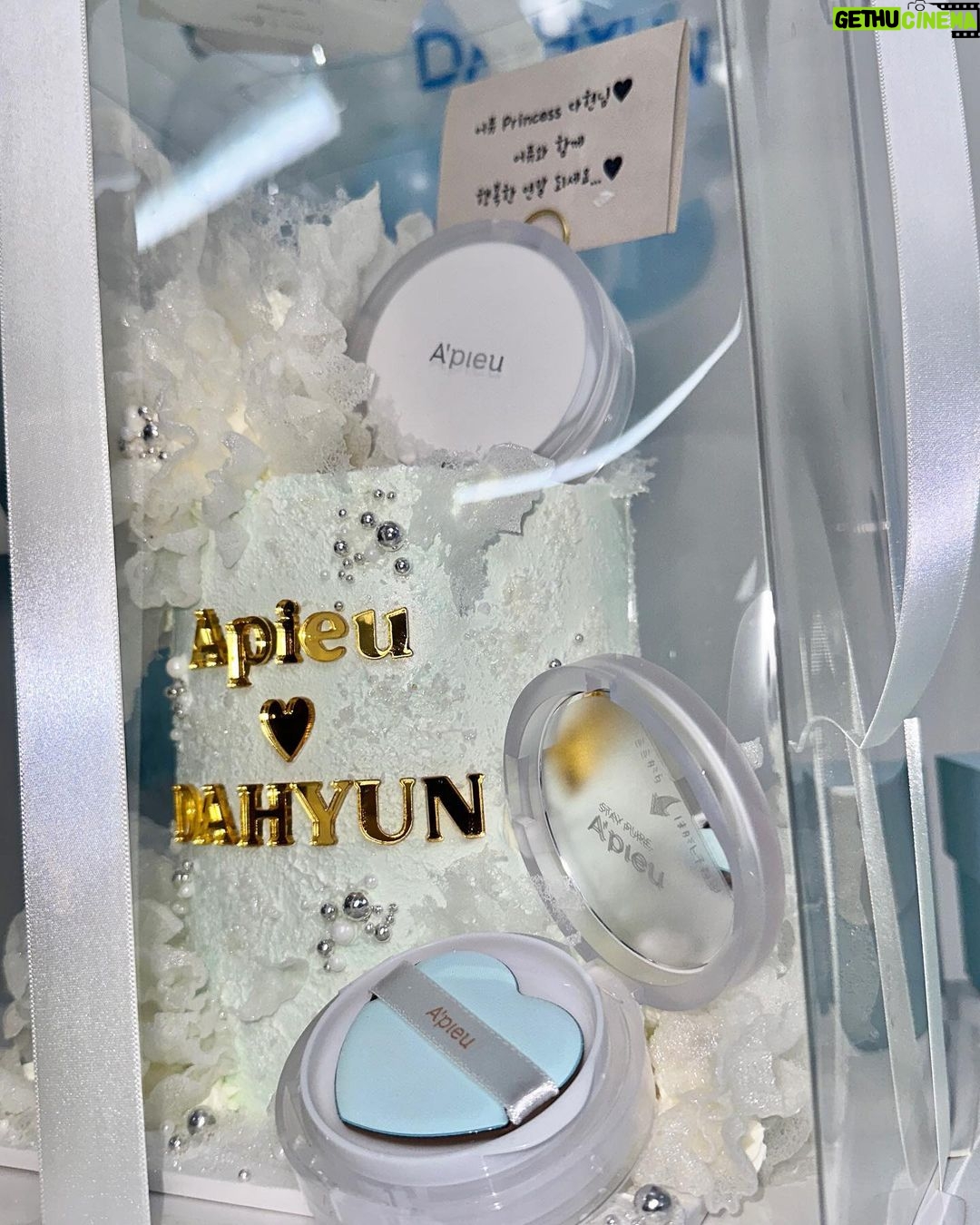 Kim Da-hyun Instagram - 어퓨💙🤍 @apieu_cosmetics @apieu_japan