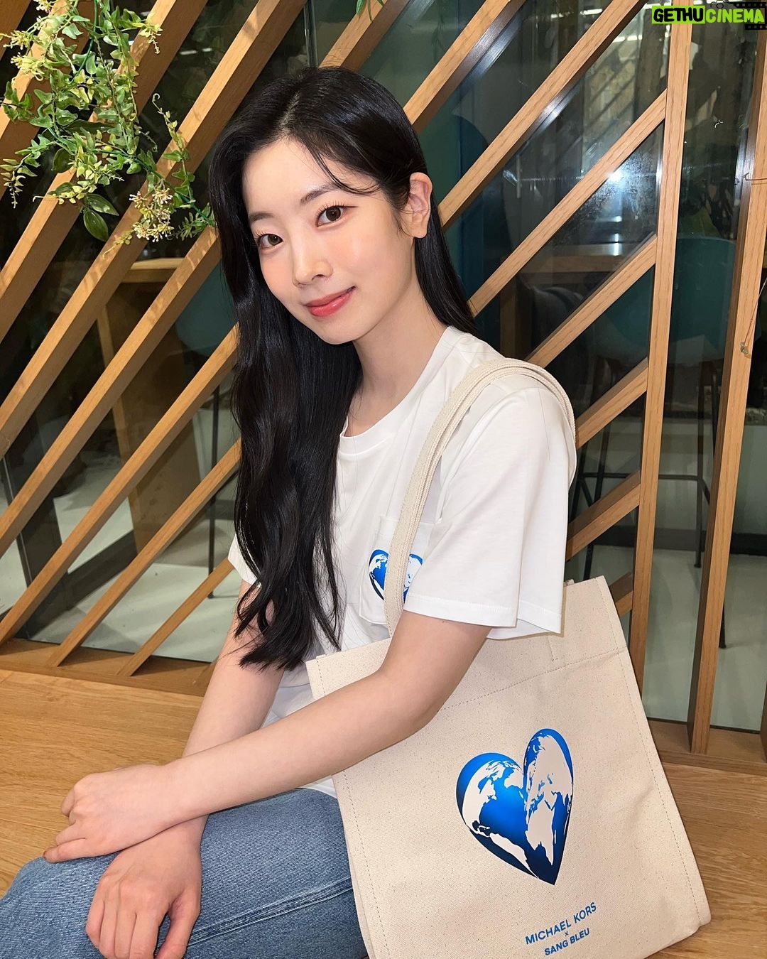 Kim Da-hyun Instagram - #ambassador Hello, everyone! Please join me in celebrating the 10th anniversary of Michael Kors #WatchHungerStop campaign benefiting the United Nations World Food Programme. All proceeds from the shirt and tote I’m wearing will be donated to the @WorldFoodProgramme. For each person who uses the Share Your Heart filter in my stories, Michael Kors will donate 50 school meals to the United Nations World Food Programme for children in need! 안녕하세요, 여러분! 저와 함께 유엔세계식량계획을 후원하는 마이클코어스의 워치헝거스탑의 10주년 캠페인에 함께해 주세요. 제가 입은 티셔츠와 토트백 판매의 모든 수익금은 @WorldFoodProgramme에 기부됩니다. 제 영상에서 보이는 필터를 사용하면, 마이클코어스에서 유엔세계식량계획을 통해 사용자 한 명당 도움이 필요한 아이들에게 50인분의 급식을 기부한다고 합니다. #MichaelKors, #WatchHungerStop #마이클코어스 #워치헝거스탑 @michaelkors