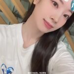 Kim Da-hyun Instagram - #ambassador Hello, everyone! Please join me in celebrating the 10th anniversary of Michael Kors #WatchHungerStop campaign benefiting the United Nations World Food Programme. All proceeds from the shirt and tote I’m wearing will be donated to the @WorldFoodProgramme. For each person who uses the Share Your Heart filter in my stories, Michael Kors will donate 50 school meals to the United Nations World Food Programme for children in need! 안녕하세요, 여러분! 저와 함께 유엔세계식량계획을 후원하는 마이클코어스의 워치헝거스탑의 10주년 캠페인에 함께해 주세요. 제가 입은 티셔츠와 토트백 판매의 모든 수익금은 @WorldFoodProgramme에 기부됩니다. 제 영상에서 보이는 필터를 사용하면, 마이클코어스에서 유엔세계식량계획을 통해 사용자 한 명당 도움이 필요한 아이들에게 50인분의 급식을 기부한다고 합니다. #MichaelKors, #WatchHungerStop #마이클코어스 #워치헝거스탑 @michaelkors