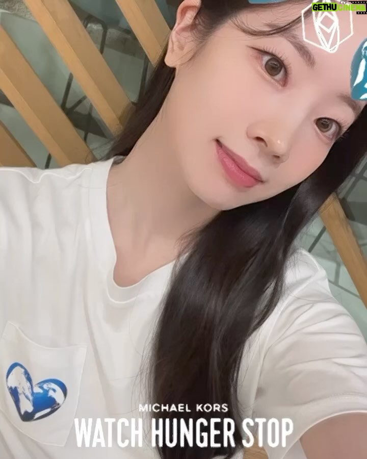 Kim Da-hyun Instagram - #ambassador Hello, everyone! Please join me in celebrating the 10th anniversary of Michael Kors #WatchHungerStop campaign benefiting the United Nations World Food Programme. All proceeds from the shirt and tote I’m wearing will be donated to the @WorldFoodProgramme. For each person who uses the Share Your Heart filter in my stories, Michael Kors will donate 50 school meals to the United Nations World Food Programme for children in need! 안녕하세요, 여러분! 저와 함께 유엔세계식량계획을 후원하는 마이클코어스의 워치헝거스탑의 10주년 캠페인에 함께해 주세요. 제가 입은 티셔츠와 토트백 판매의 모든 수익금은 @WorldFoodProgramme에 기부됩니다. 제 영상에서 보이는 필터를 사용하면, 마이클코어스에서 유엔세계식량계획을 통해 사용자 한 명당 도움이 필요한 아이들에게 50인분의 급식을 기부한다고 합니다. #MichaelKors, #WatchHungerStop #마이클코어스 #워치헝거스탑 @michaelkors