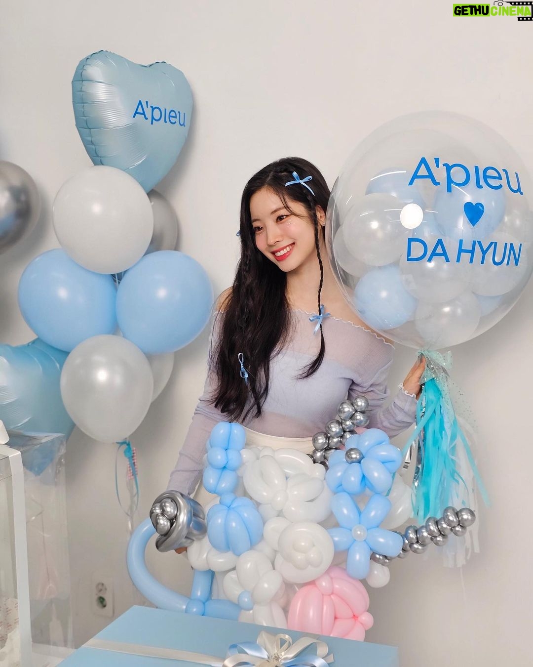 Kim Da-hyun Instagram - 어퓨💙🤍 @apieu_cosmetics @apieu_japan